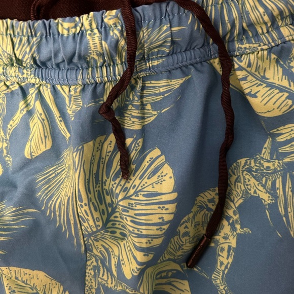 Men’s small chubbies 4 inch seam - Picture 4 of 4